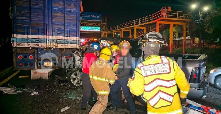 Conductor de camioneta queda atrapado tras choque contra camión de carga, en la Central de Abastos