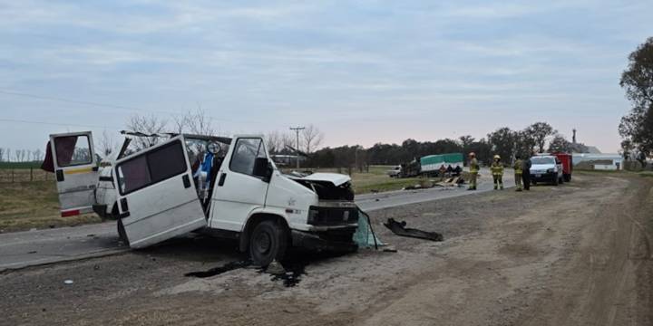 Chocaron una camioneta y un camión en Córdoba: un muerto y dos heridos