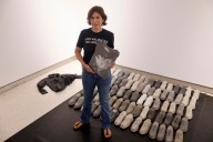 Esculturas de ropa encontrada en un rancho rinden homenaje a desaparecidos mexicanos