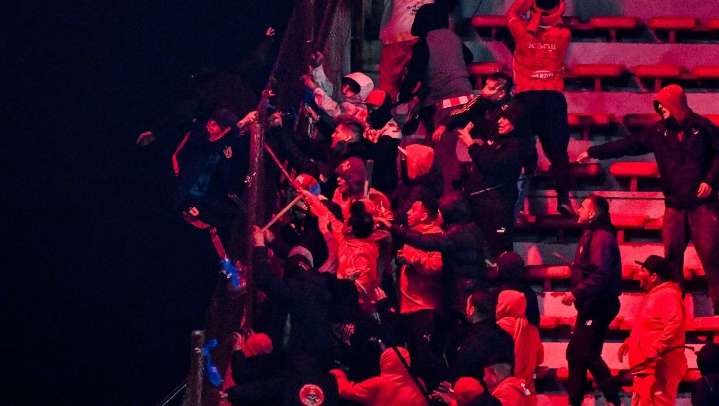Dan de alta al hincha de la U de Chile que cayó desde la tribuna del estadio