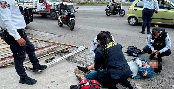 Policía Morelia ayuda a dos lesionados tras caer de obra en Morelia