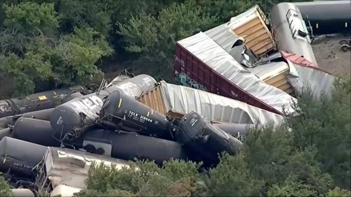 Impresionante descarrilamiento de tren en Texas deja decenas de vagones apilados
