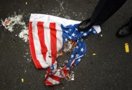 Darán penas de hasta un año a quienes quemen la bandera de Estados Unidos