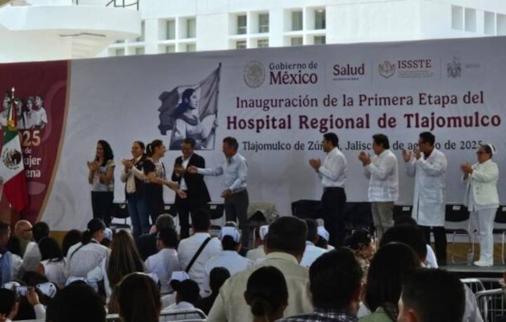 Edil de Tlajomulco entregó a la Presidenta CSP Plan de Recuperación de Vivienda