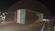 Un camión cargado con cereal volcó en la ruta 10 pero el chofer resultó ileso