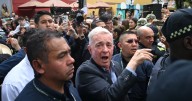 Víctimas califican de oportunismo la renuncia de Uribe a la prescripción del proceso