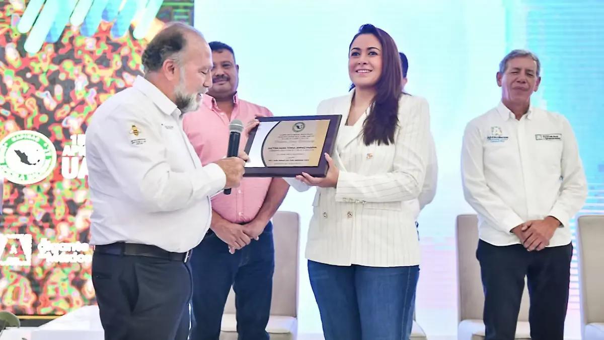 Tere Jiménez reafirma su compromiso con las abejas, invirtiendo para apoyar a apicultores y crecer en exportaciones