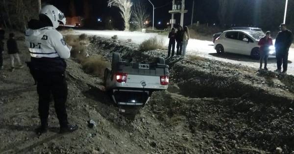 Un vehículo volcó y quedó dentro de un zanjón en Ruta 40
