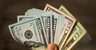 Estados Unidos dará depósitos "permanentes" de 1.700 dólares en las cuentas bancarias de todas las personas y familias que cumplan con este requisito