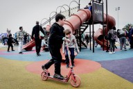 Con espectáculos y juegos, una multitud celebró el Día del Niño en Plaza España
