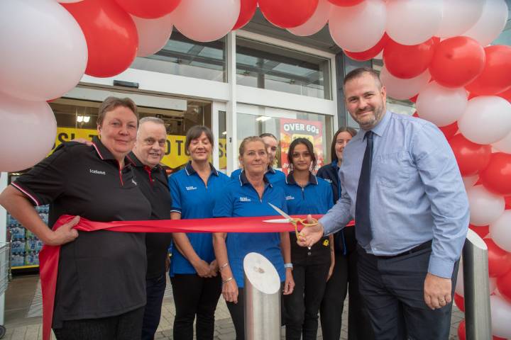 See inside Iceland's new 'The Food Warehouse' in Warwickshire | Local News 