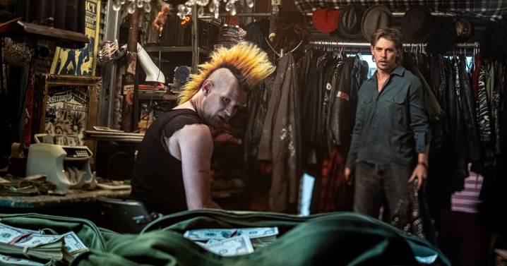 Movie Review: Austin Butler shines in Darren Aronofsky's crime caper 'Caught Stealing'