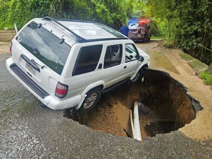 Socavón en Utuado atrapa guagua con familia adentro – NotiCel 