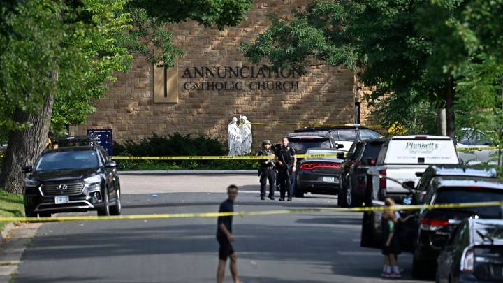 Homenaje a víctimas del tiroteo en escuela católica en Minnesota