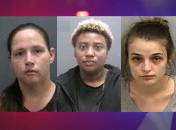 Mujeres roban detergente y terminan tras las rejas en Sanford