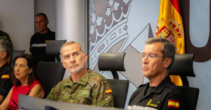 El Rey Felipe VI visita la UME para interesarse por la situación de los incendios en España: «Estáis dándolo todo»