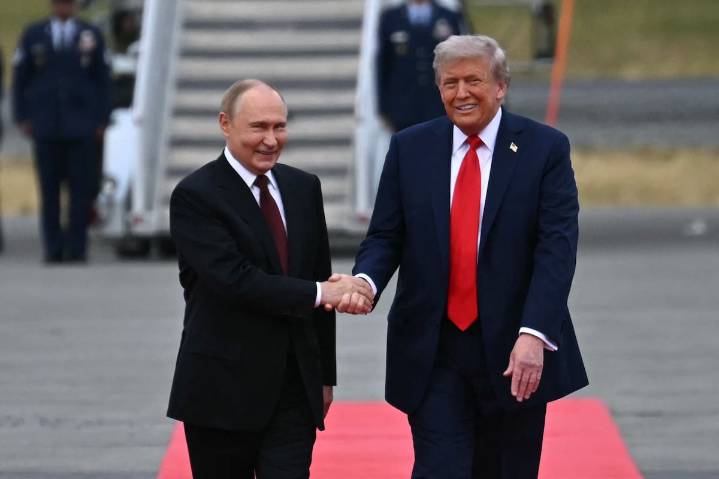 Sonrisas antes de la cumbre. Así fue el encuentro entre Trump y Putin en Alaska: apretón de manos y un paseo juntos en “La Bestia”