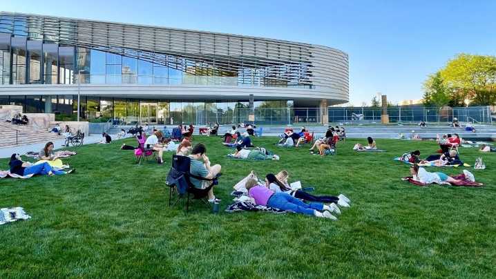 Omaha celebra club de lectura silencioso al aire libre en el Museo Joslyn