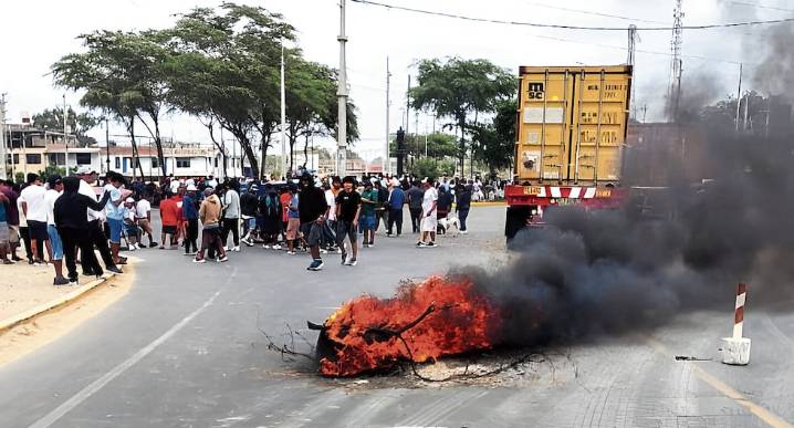 Pescadores bloquean vías y queman llantas en Piura