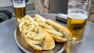 Confirmado por los clientes: el mejor bocadillo de calamares de Madrid está en este bar