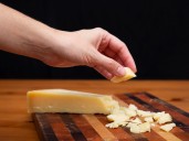 Retiran del mercado miles de kilos de queso por riesgo de muerte