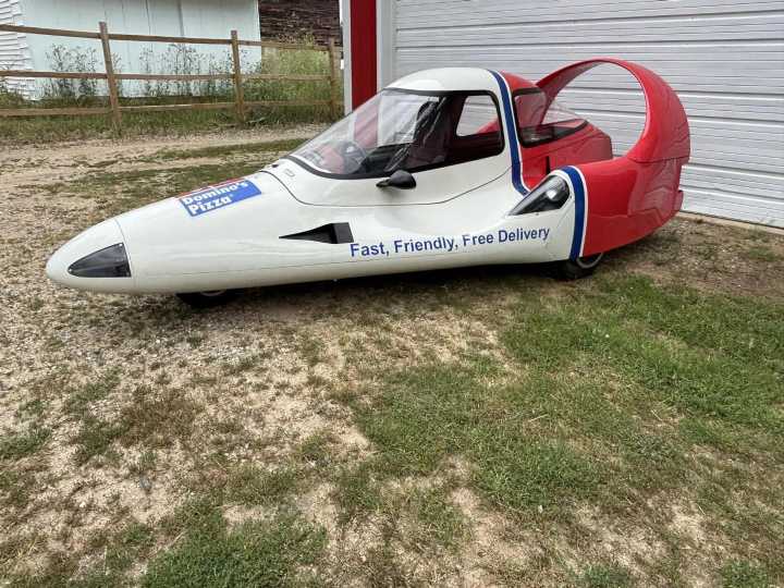 Este es el vehículo parecido a una nave espacial con el que Domino’s Pizza repartía en los 80