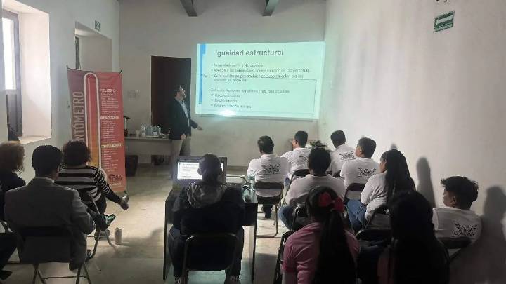 Imparten capacitación para sensibilizar a choferes públicos en San Pedro Cholula