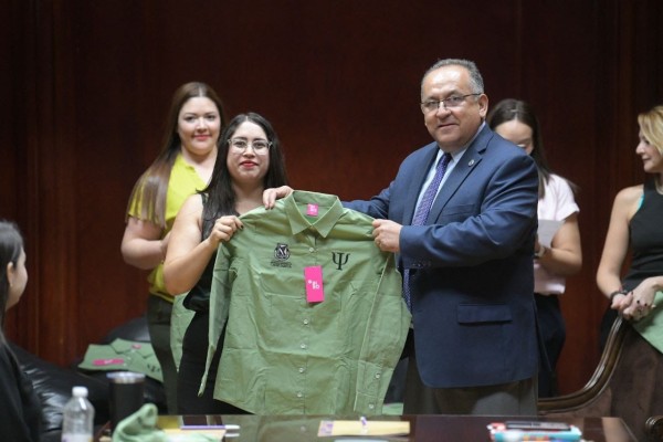 Entrega UACh camisetas al personal de Psicología del DAIE