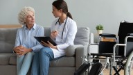 El 44% de los jóvenes cuenta con seguro de salud, pero solo un cuarto se lo paga de su bolsillo