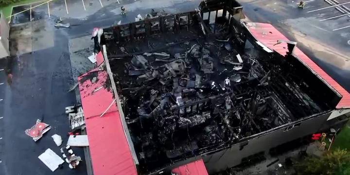 Early morning fire destroys Hooters in Anderson