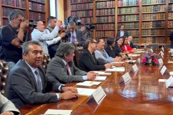 Recibe Comisión de Reforma Electoral a consejeros del INE