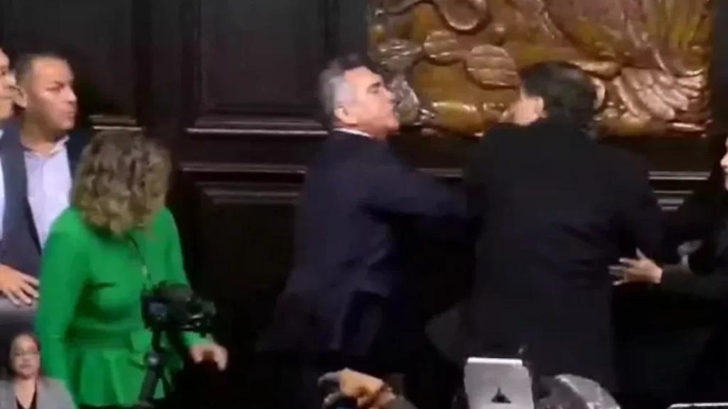 Fernández Noroña tacha de 'montoneros' a Alejandro Moreno y a senadores que lo agredieron