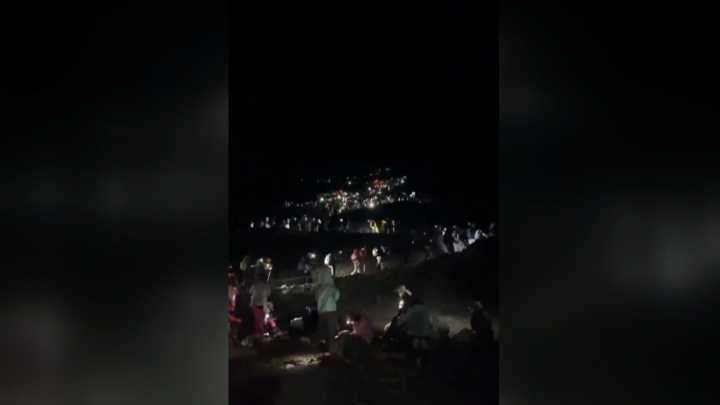 La cara B del turismo masivo en el Monte Fuji o el Everest: los paisajes, repletos de personas