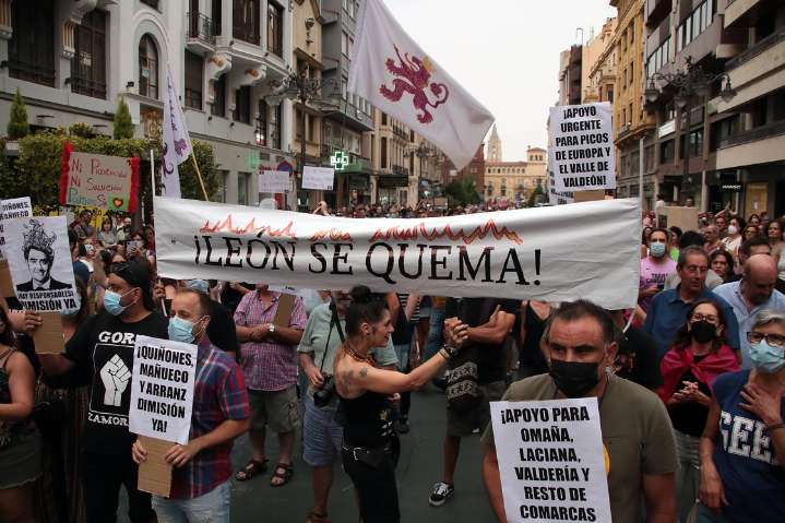 Una manifestación ciudadana en León pide la dimisión de Mañueco y Suárez