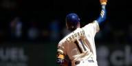 Chourio and Yelich hit back-to-back HRs off Hoffman in the ninth as the Brewers beat the Blue Jays
