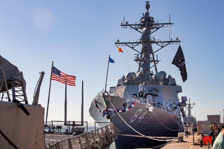 Estados Unidos envía tres destructores con misiles guiados al límite del mar territorial venezolano