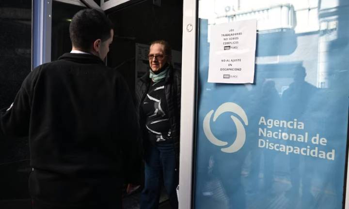 Allanan sedes de ANDIS y la droguería Suizo Argentina por la causa que investiga el supuesto pago de coimas