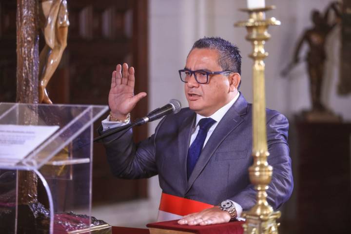 Juan José Santiváñez: congresistas, ministros y algunos especialistas lo defienden