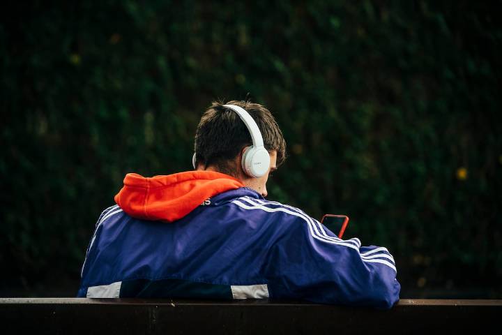 La crisis de los 20 es la nueva crisis de los 40: los problemas de los jóvenes pulverizan la curva de la infelicidad
