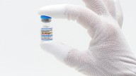 FDA aprueba vacuna actualizada contra COVID-19, pero limita acceso para algunos niños y adultos