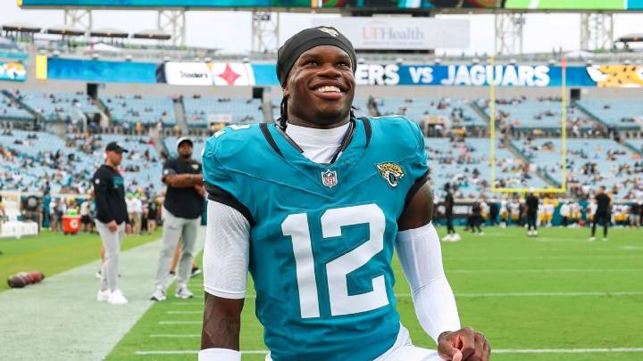 Jaguars' Travis Hunter and wife, Leanna, announce birth of son