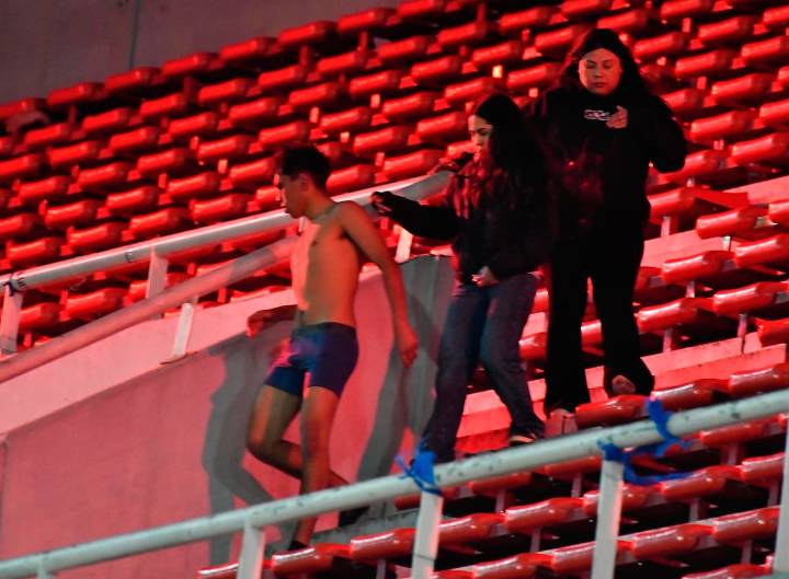 Impactante. Los brutales videos de la violencia entre hinchas de Independiente y Universidad de Chile