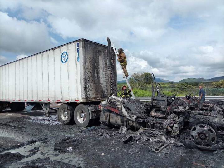 TRÁILER DEVORADO POR EL FUEGO SUPUESTA FALLA MECÁNICA