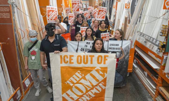 Mayor grupo latino de EE.UU. pide a The Home Depot negar el acceso de ICE a sus instalaciones