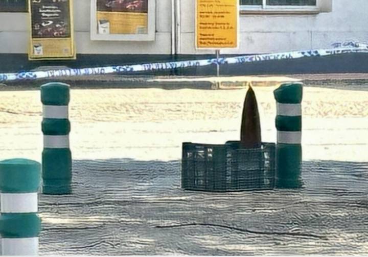 Encuentran un proyectil de la Guerra Civil que un hombre llevaba en el carrito de la compra