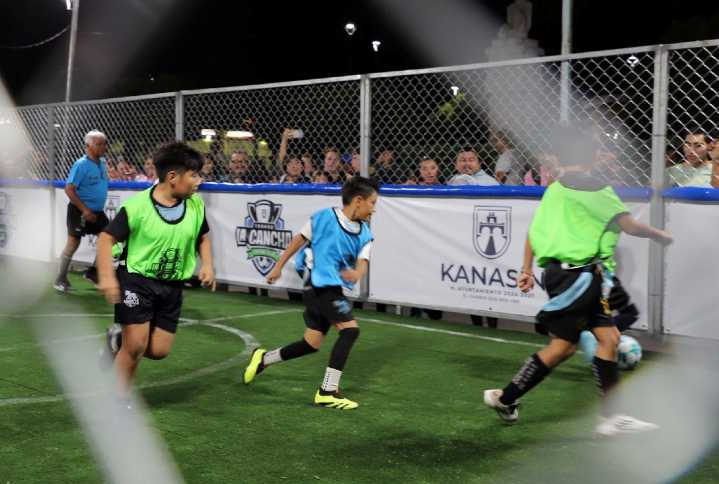 Llevarán fútbol a todo Kanasín: presentan cancha portátil