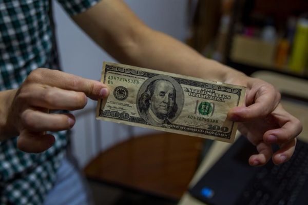 Sigue la devaluación en Venezuela: dólar oficial cierra en 140,66 bolívares