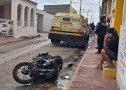 Camión de valores choca contra motocicleta estacionada en Tizimín