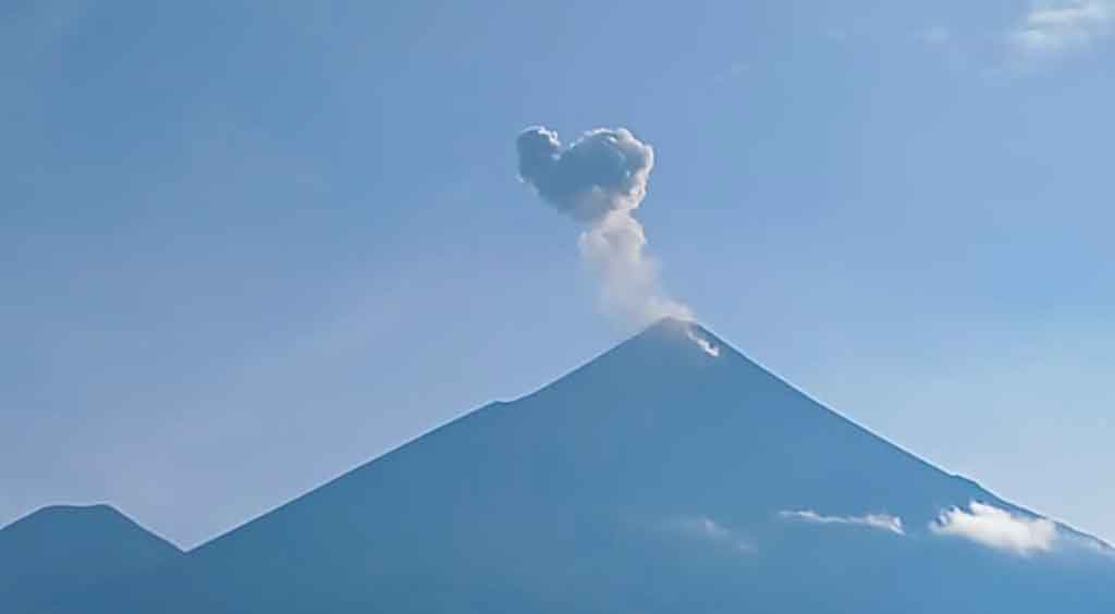 Advierten sobre descenso de lahares de volcán de Fuego en Guatemala