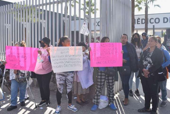 Familiares de pacientes oncológicos del Hospital  del Sur protestan por desabasto de medicamentos; pagan más de 100 mil en nosocomios privados